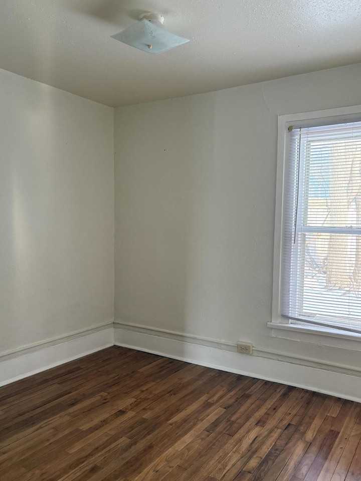 209 Oak St - Photo 7 of 10