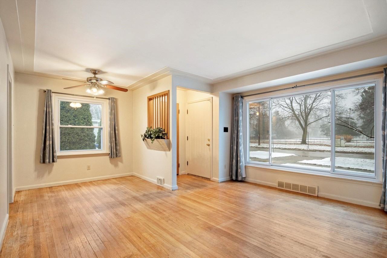 17133 Delaware Ave - Photo 5 of 37