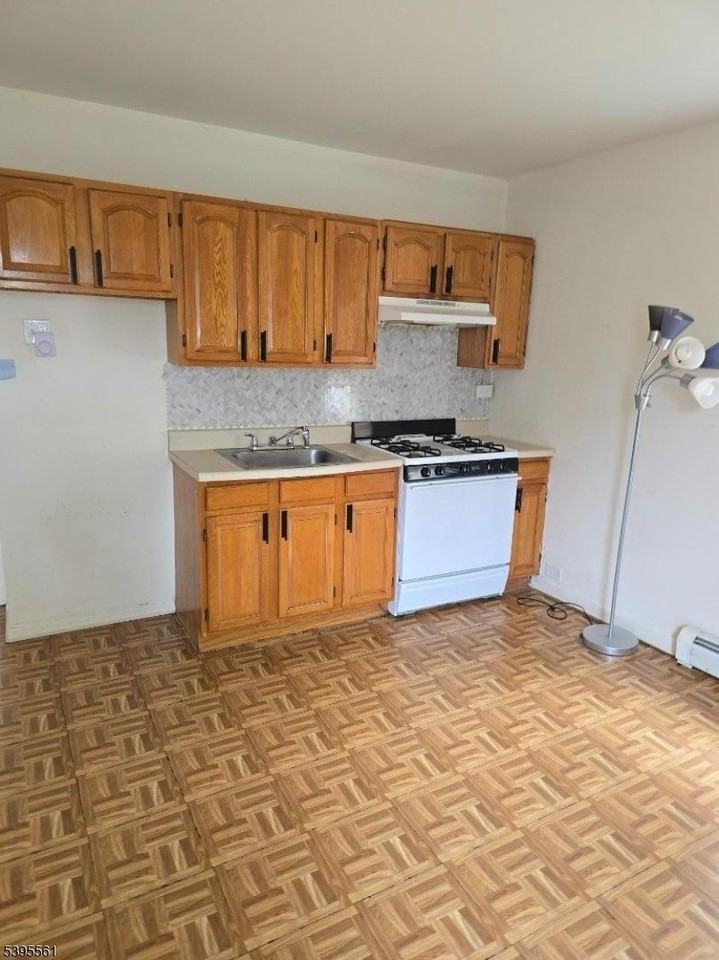 121 Harrison St - Photo 3 of 6