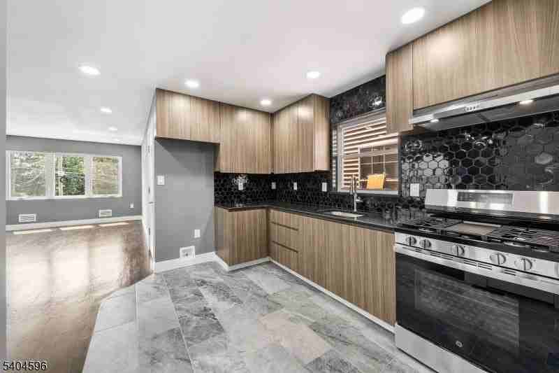 1117 Chestnut St - Photo 3 of 23