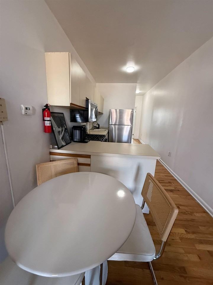 315 Pavonia Ave #7 - Photo 4 of 12