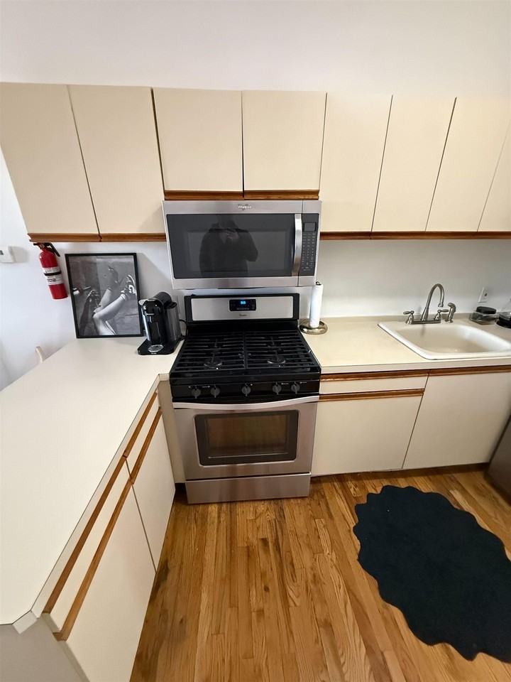 315 Pavonia Ave #7 - Photo 5 of 12