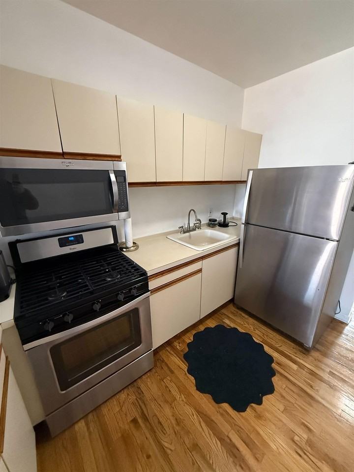 315 Pavonia Ave #7 - Photo 6 of 12