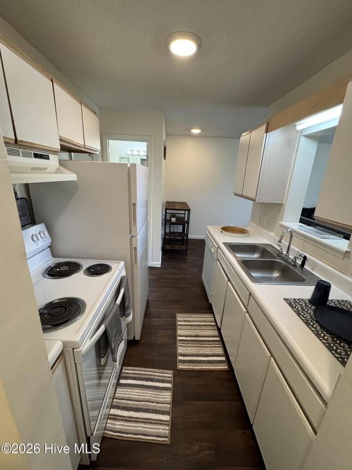 504 Paladin Dr Apt L #L - Photo 5 of 10