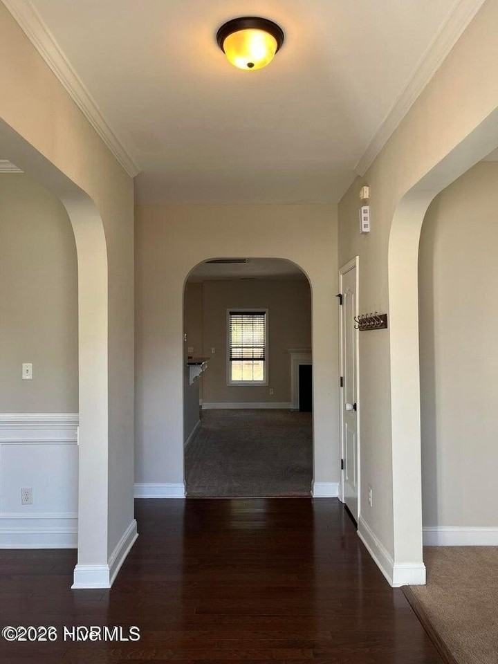 104 Kenna Ct - Photo 2 of 34