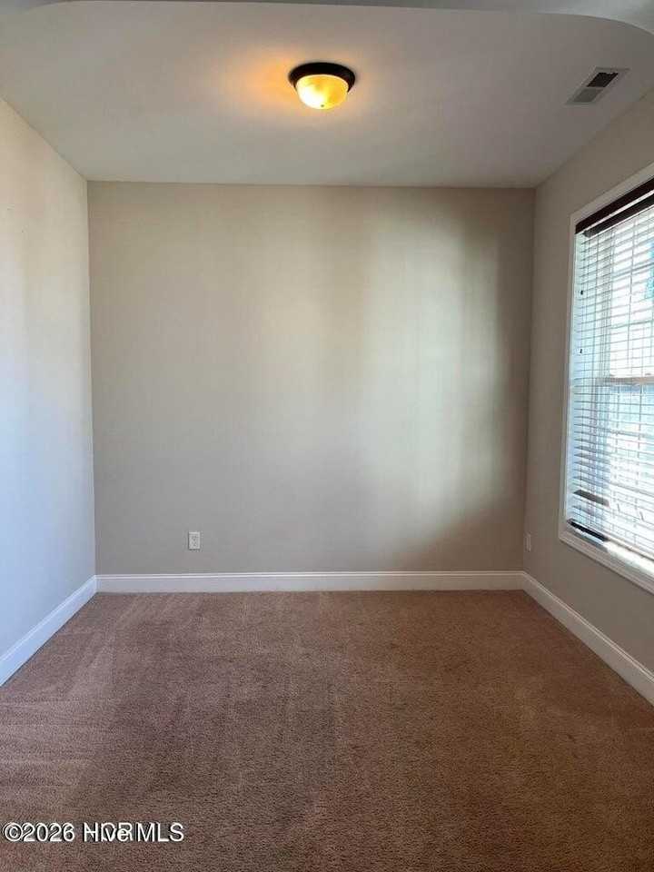 104 Kenna Ct - Photo 7 of 34