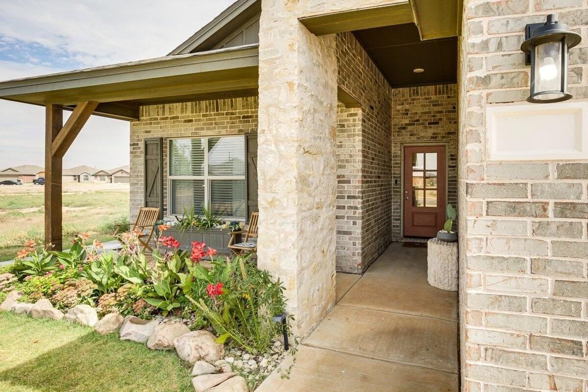 806 E 19th St - Photo 3 of 22