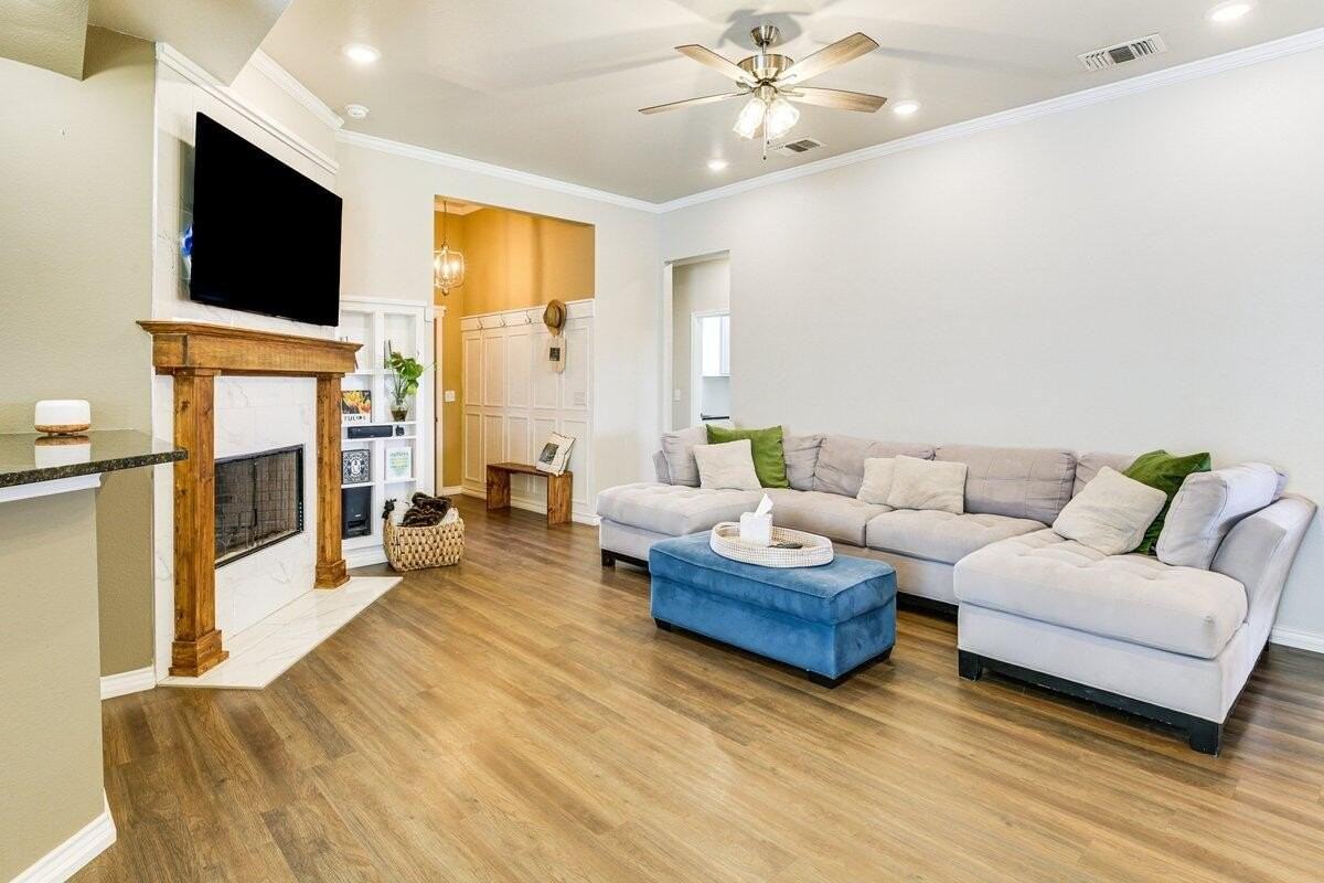 806 E 19th St - Photo 4 of 22