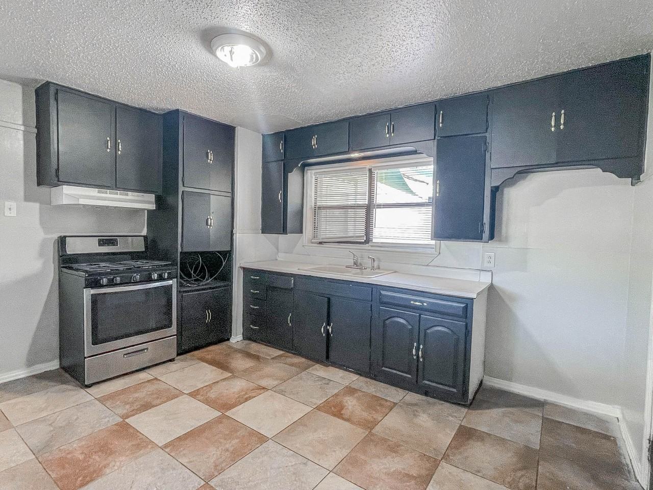 3305 Itasca St - Photo 7 of 11