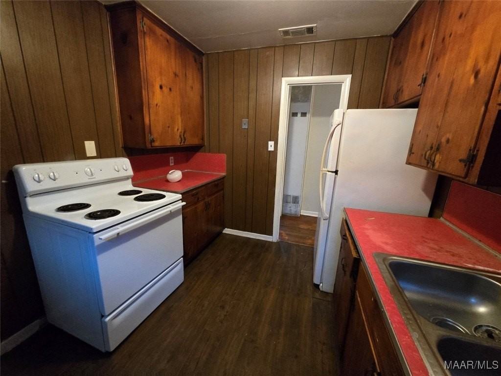 2205 E 5th St - Photo 4 of 10