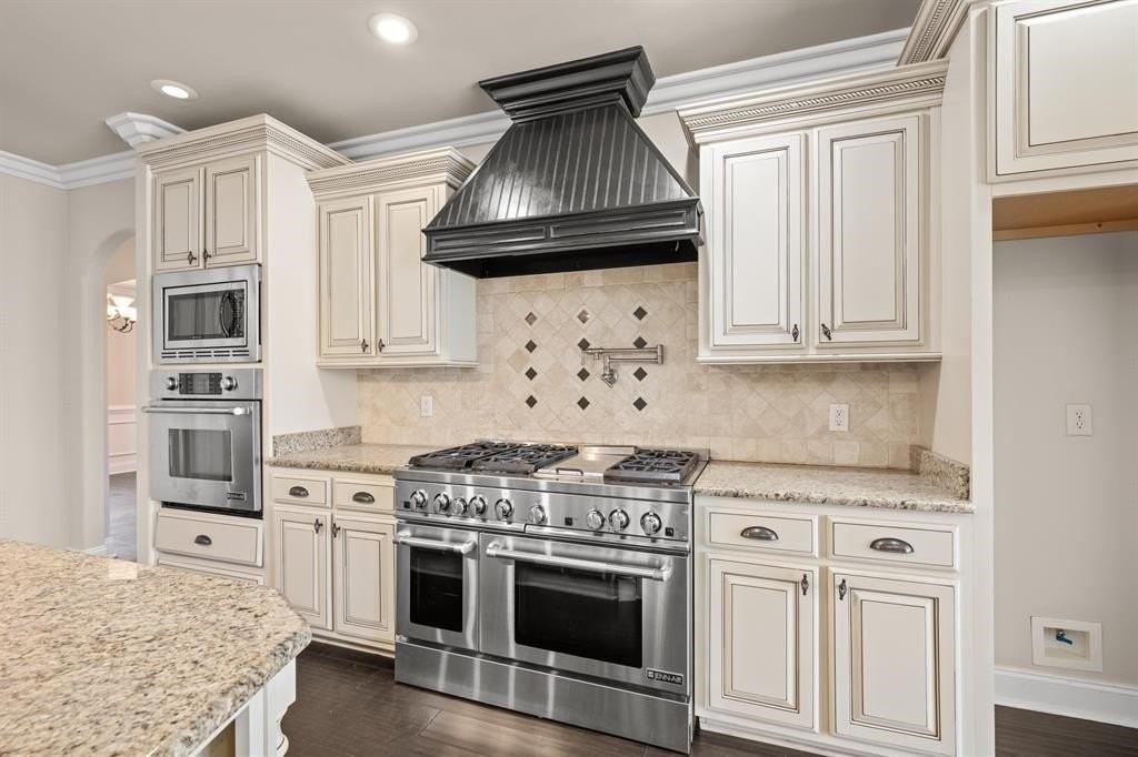 723 Briston Ln - Photo 3 of 32