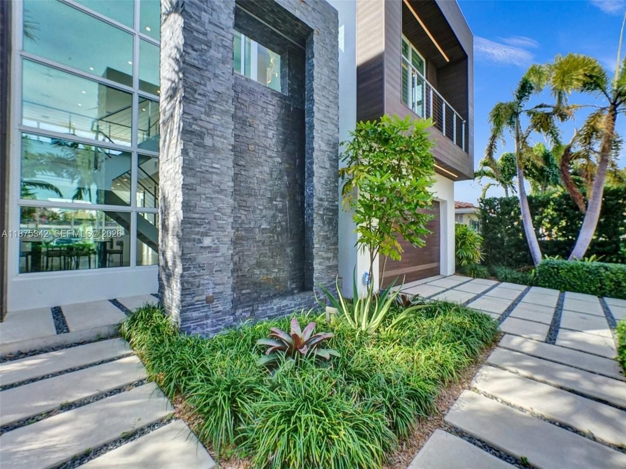 2217 Ne 17th Ter - Photo 3 of 50