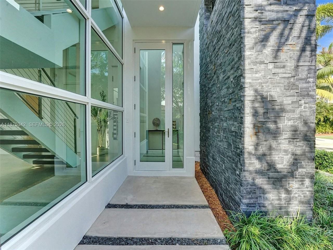 2217 Ne 17th Ter - Photo 4 of 50