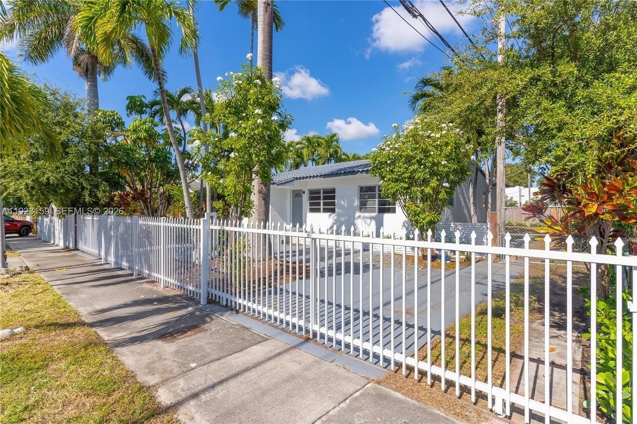 2221 Sw 13th St - Photo 5 of 43