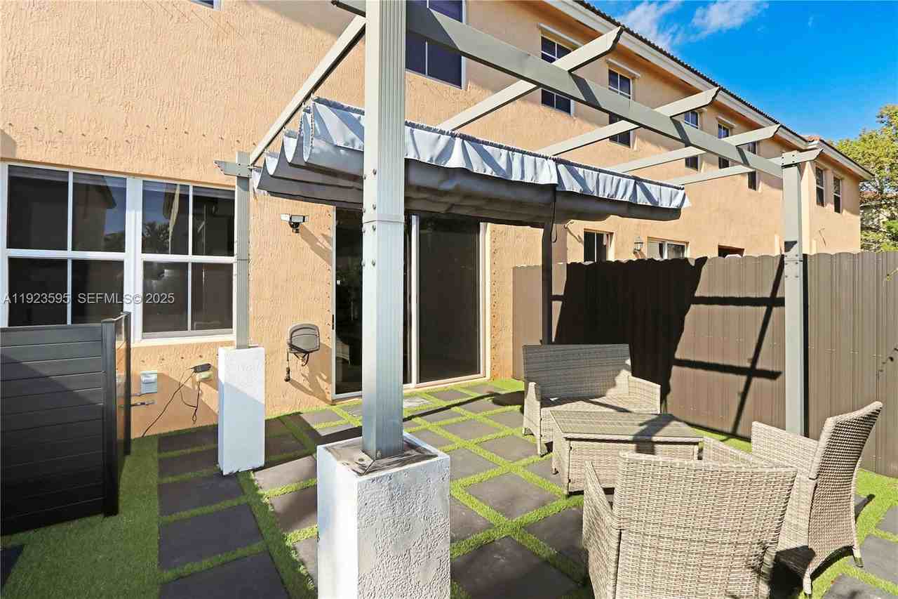 1458 Se 26th Ave - Photo 2 of 8