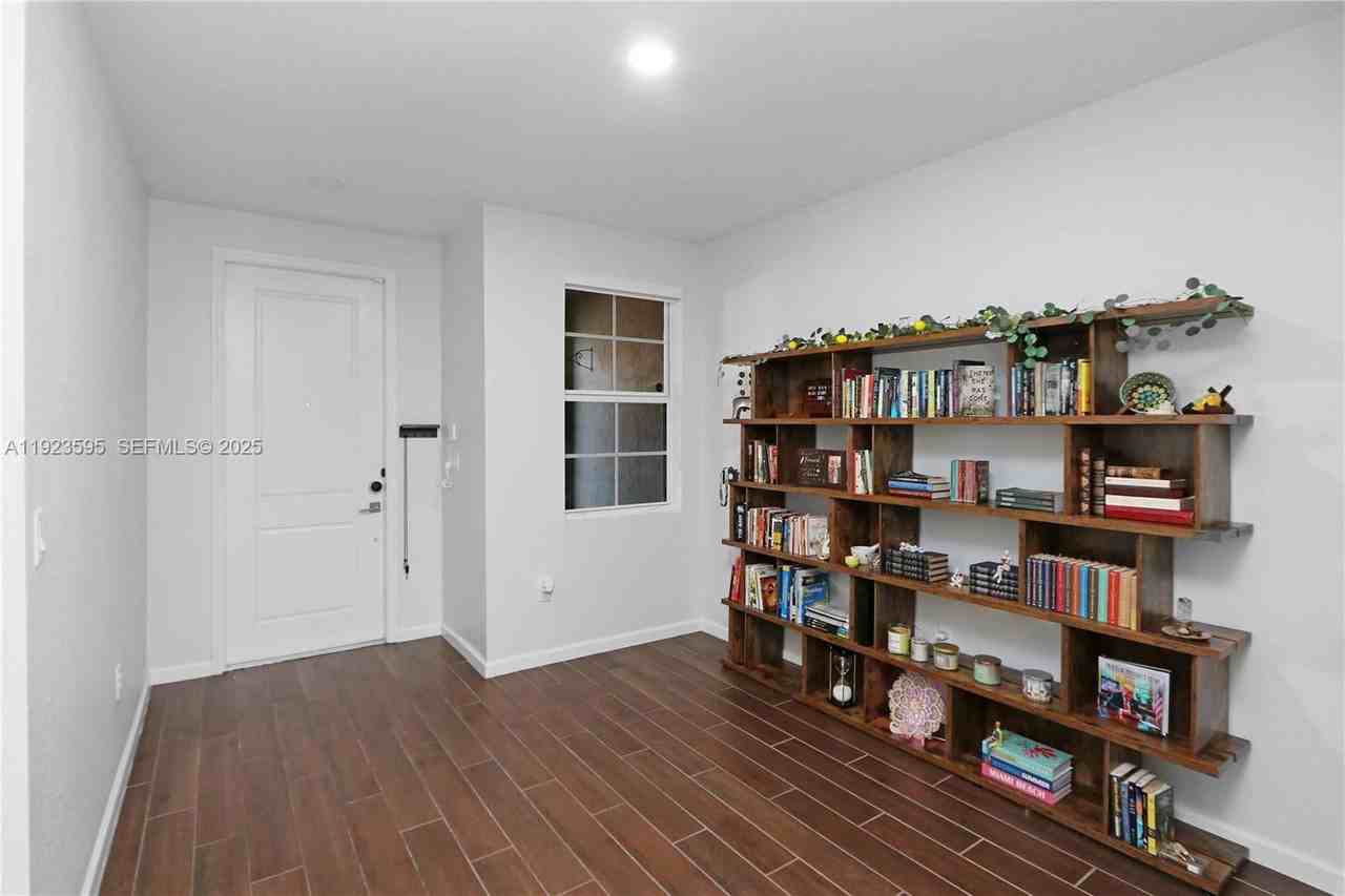 1458 Se 26th Ave - Photo 3 of 8