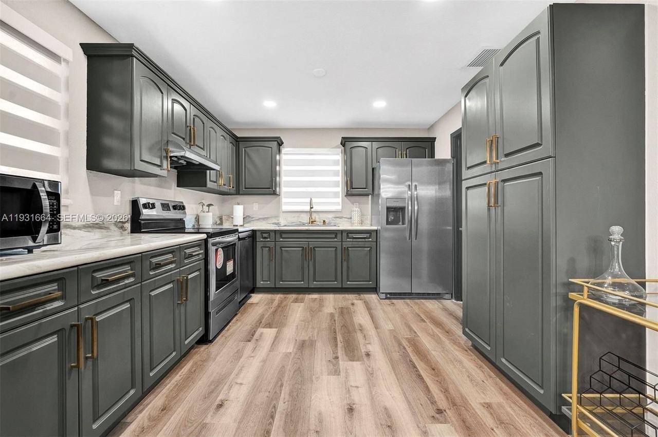 2211 Nw 189th Ter - Photo 4 of 37