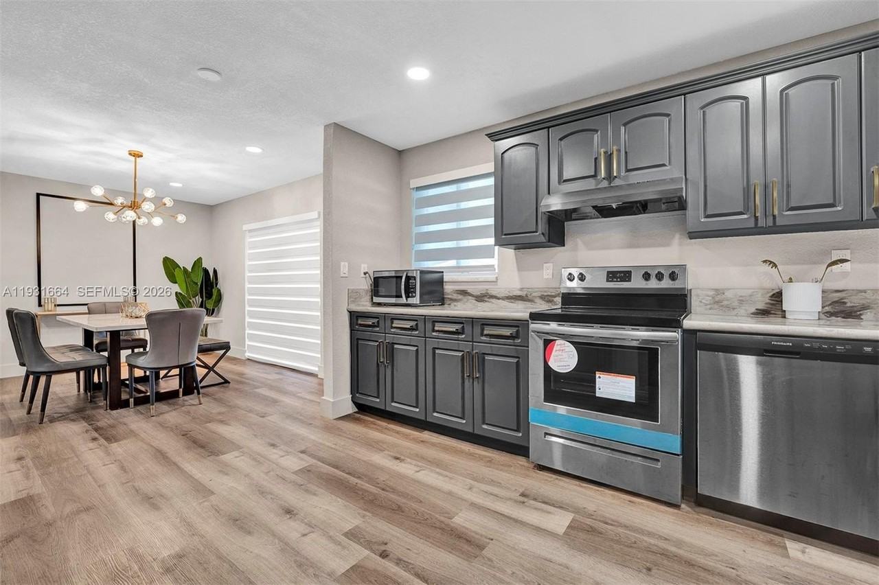 2211 Nw 189th Ter - Photo 5 of 37