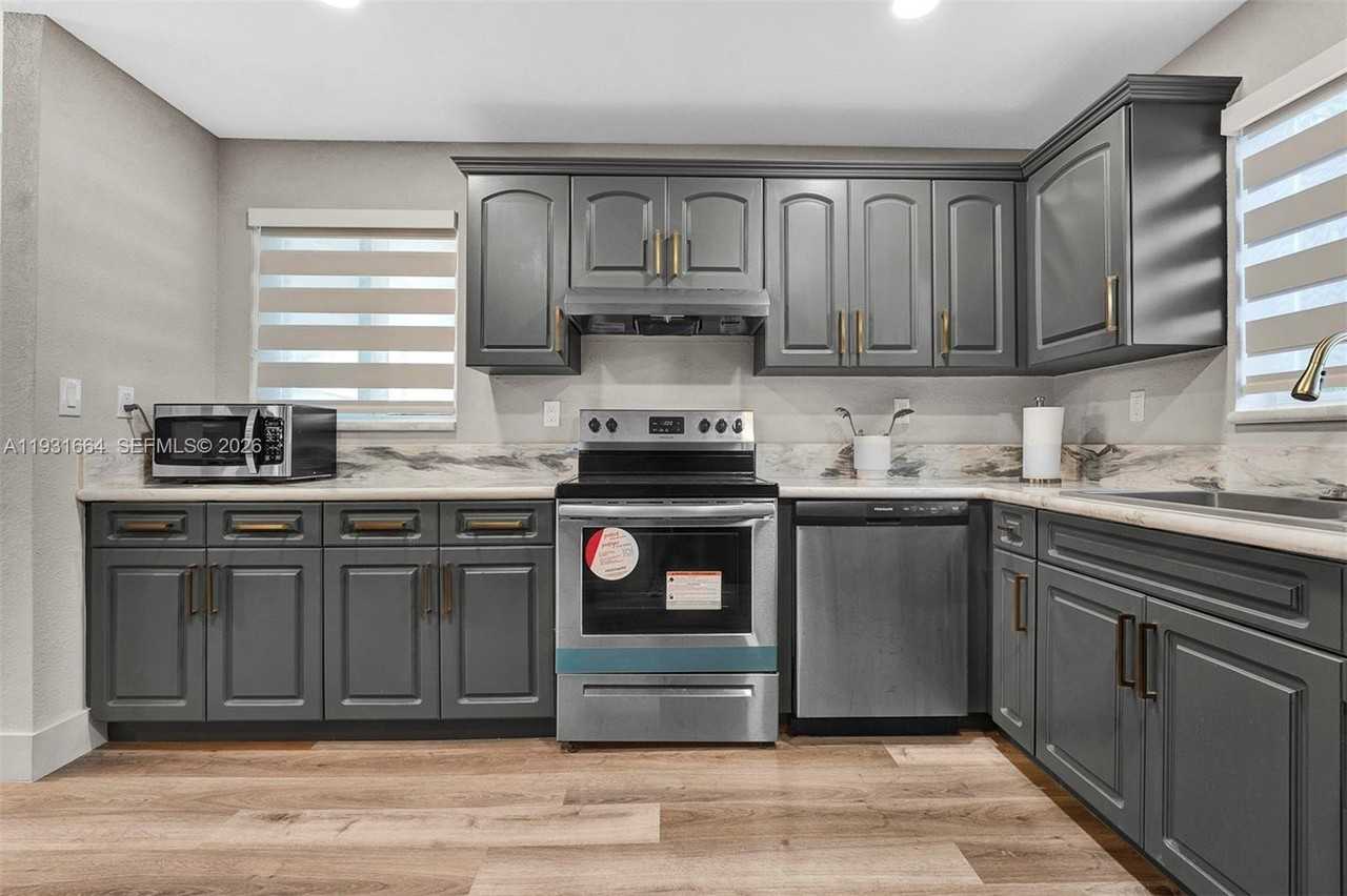 2211 Nw 189th Ter - Photo 7 of 37