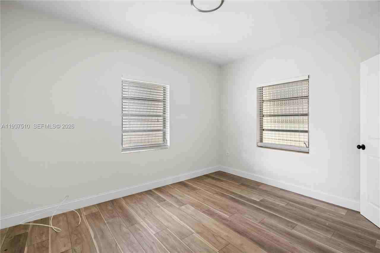 27 Nw 21st St - Photo 7 of 10