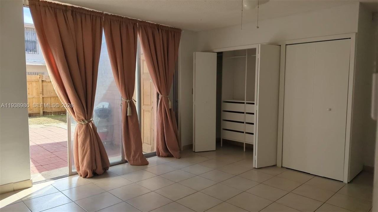 1078 W 42nd Pl #37 - Photo 5 of 9