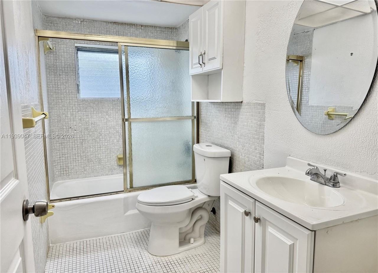 1855 Ne 121st St #6 - Photo 5 of 12