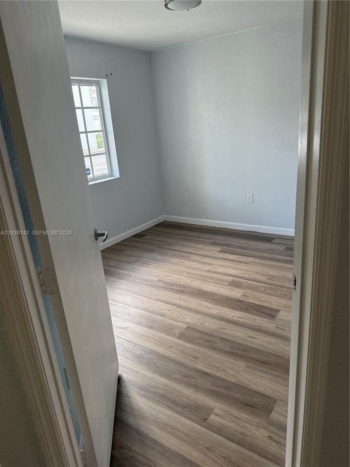 582 Sw 2nd Pl - Photo 4 of 18