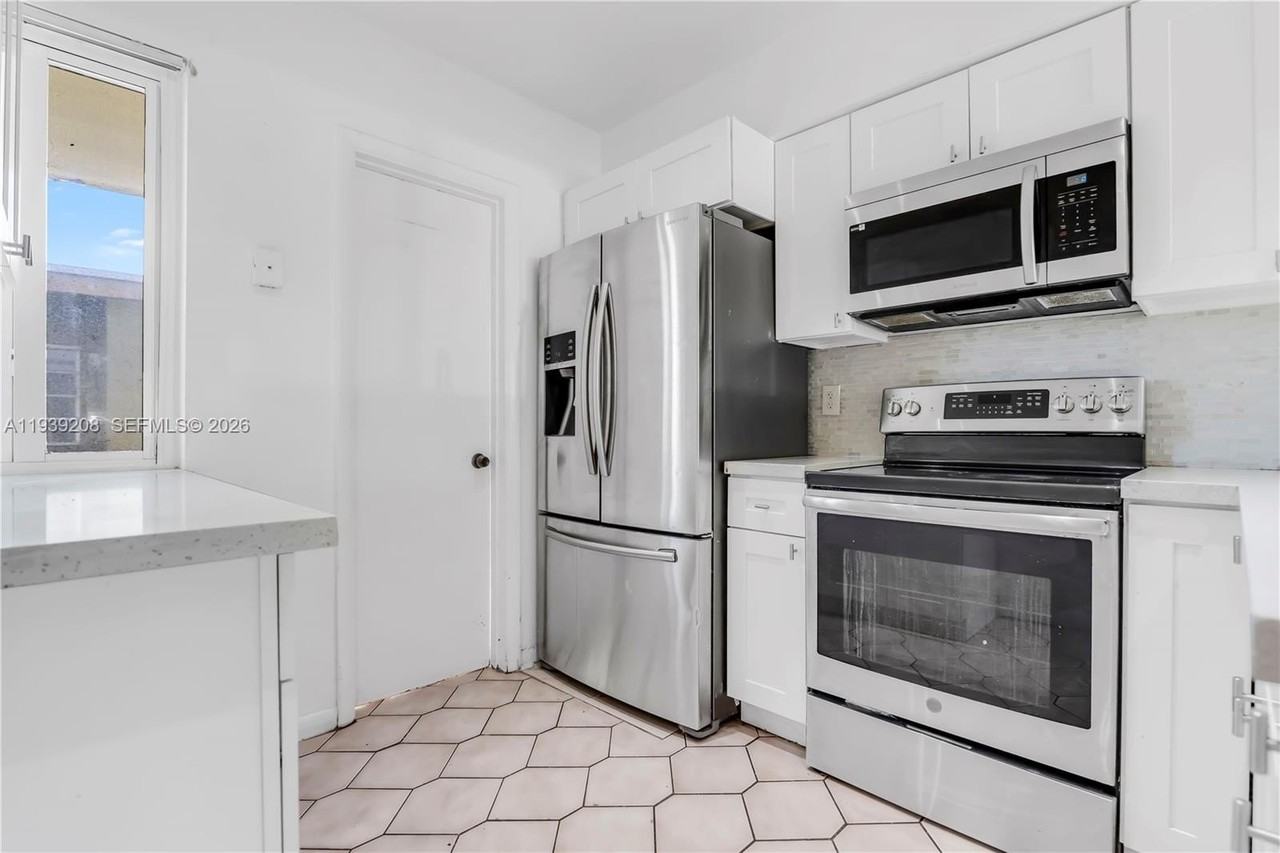 137 Ne 1st Ct #A - Photo 2 of 14