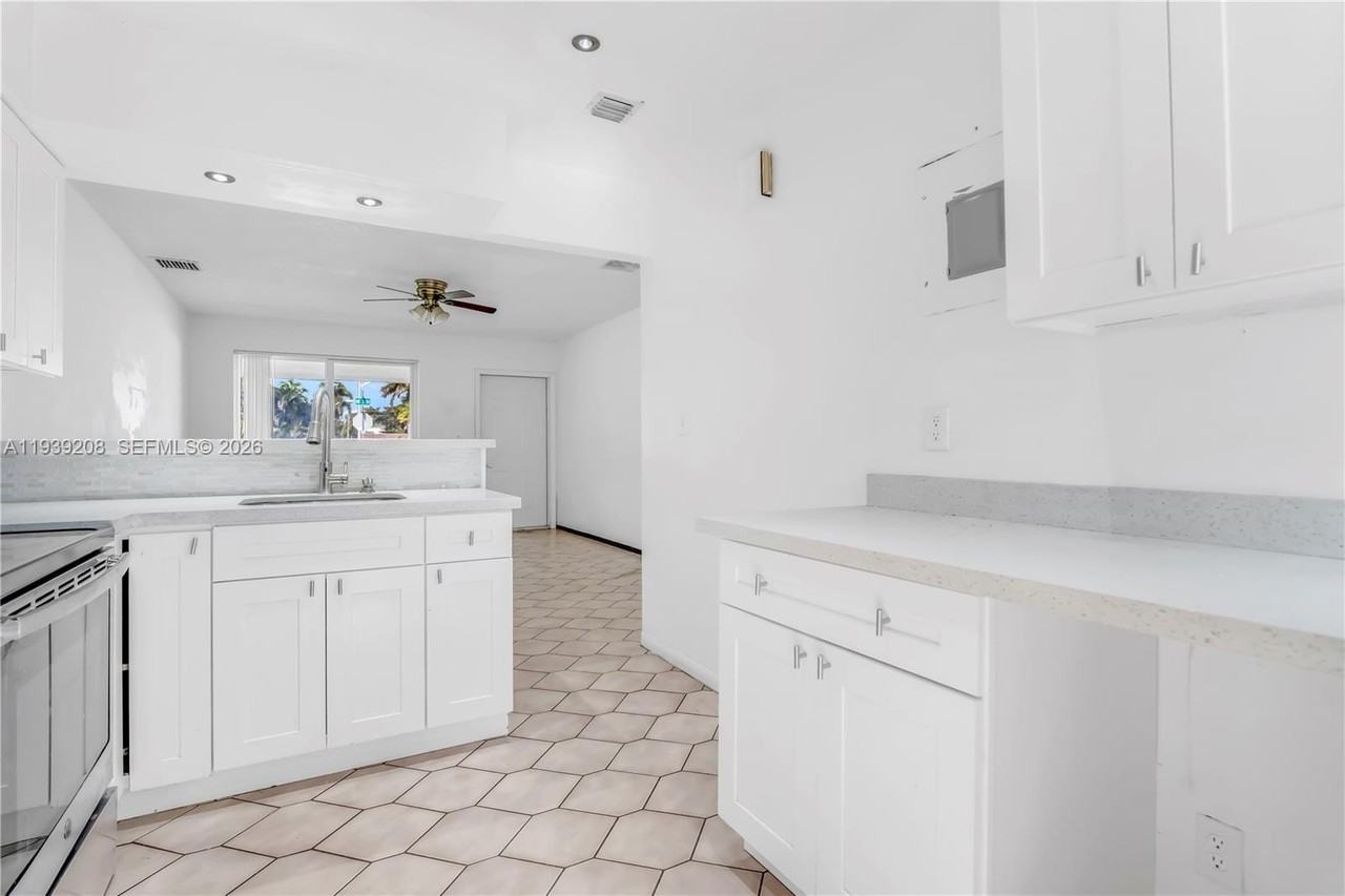 137 Ne 1st Ct #A - Photo 3 of 14