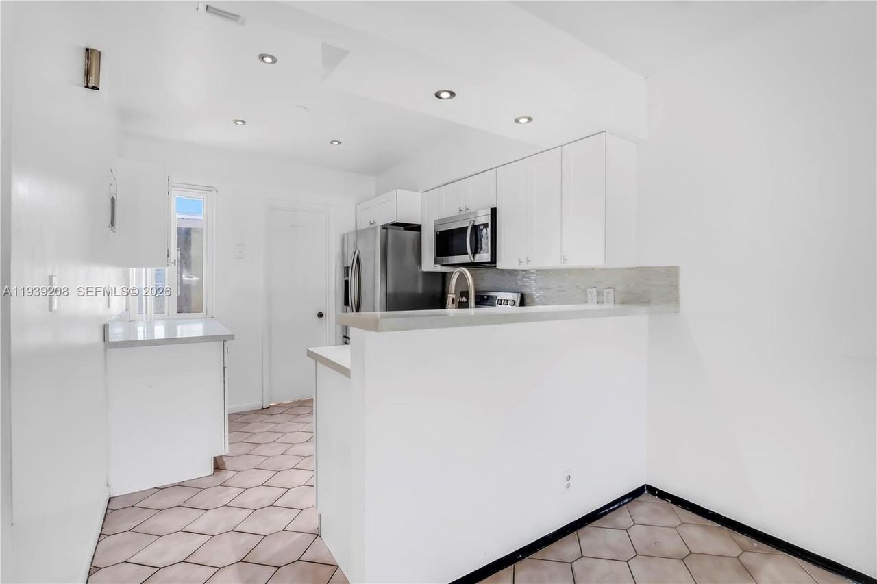 137 Ne 1st Ct #A - Photo 4 of 14