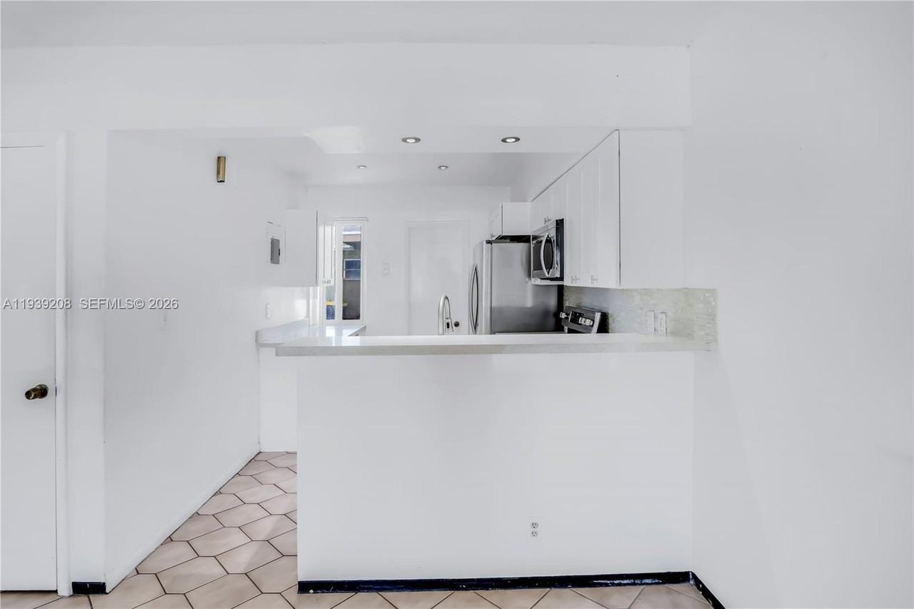 137 Ne 1st Ct #A - Photo 5 of 14