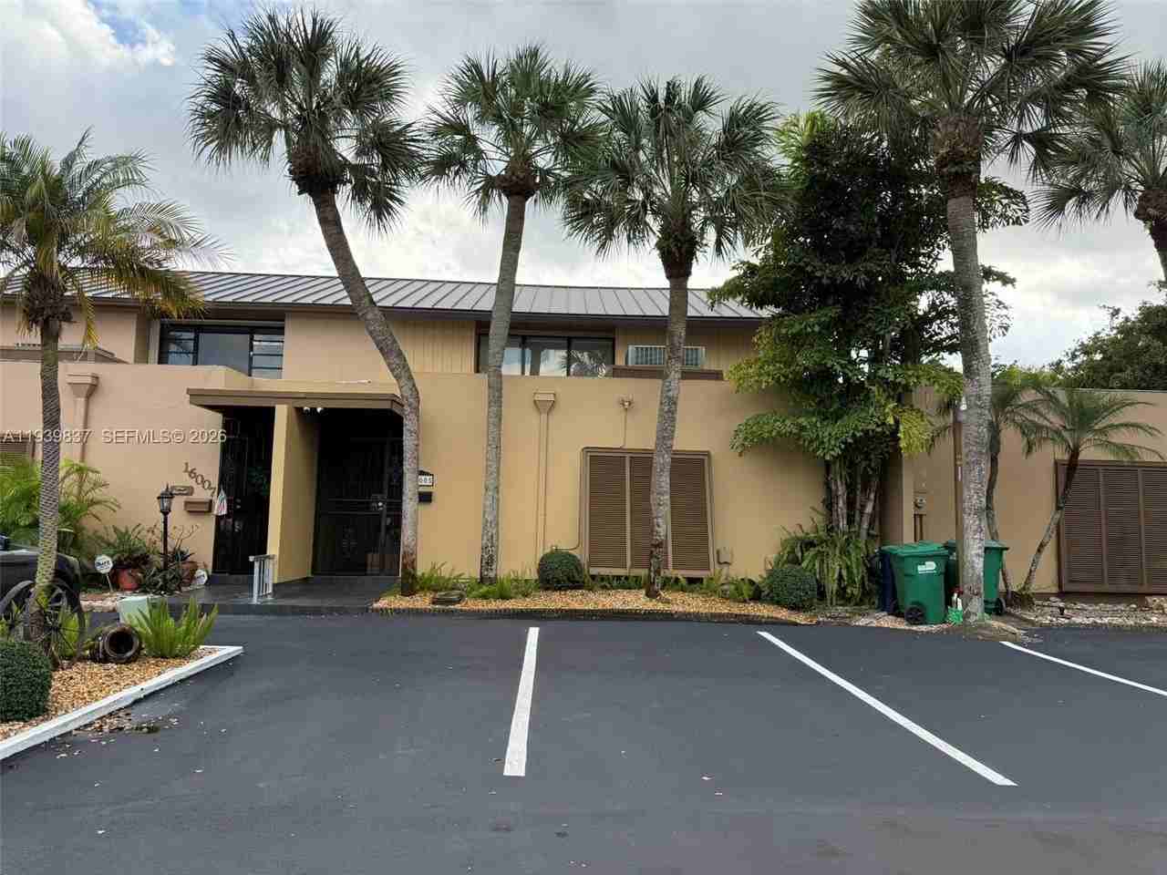 16005 Kingsmoor Way - Photo 2 of 32