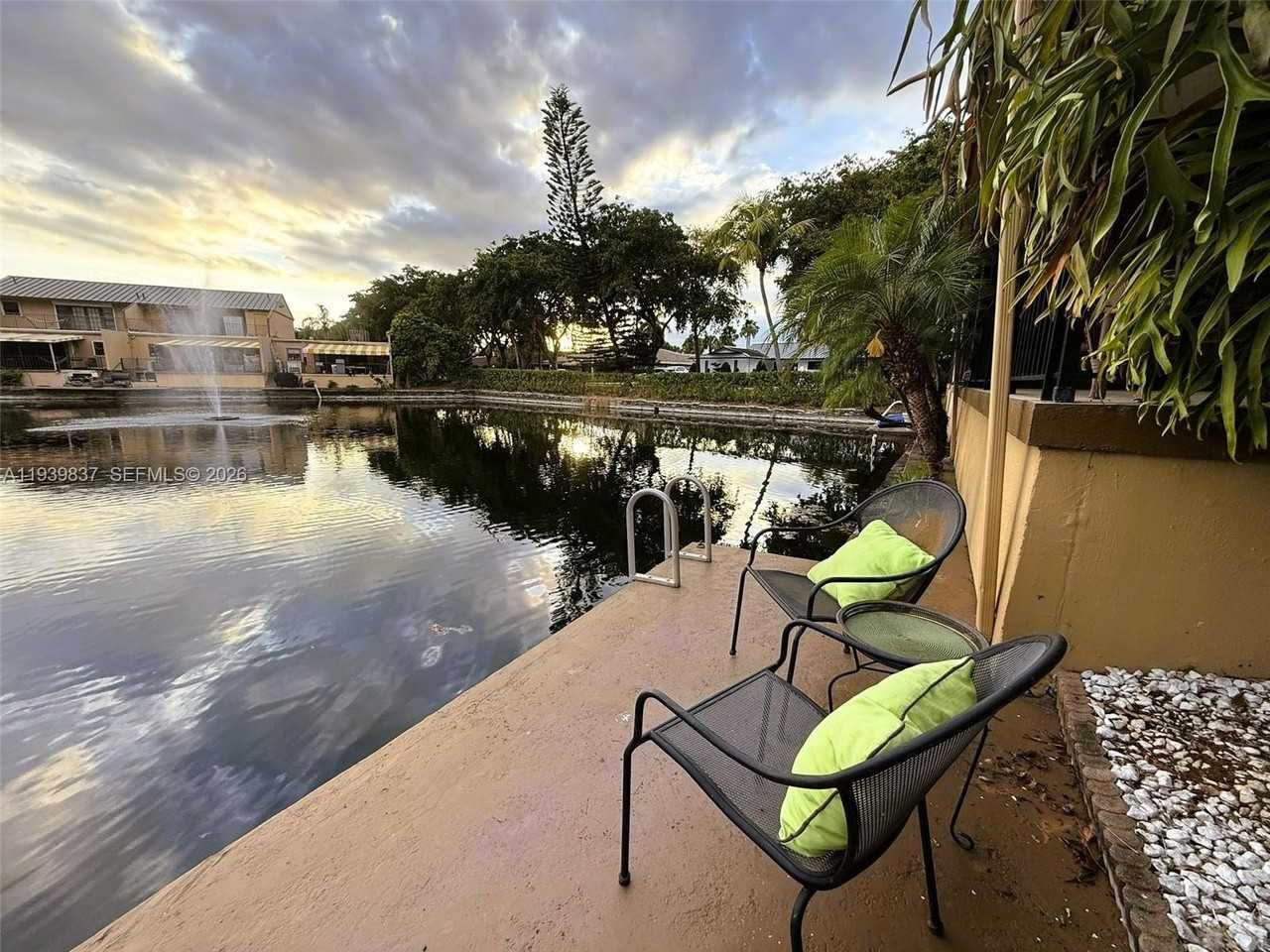 16005 Kingsmoor Way - Photo 3 of 32