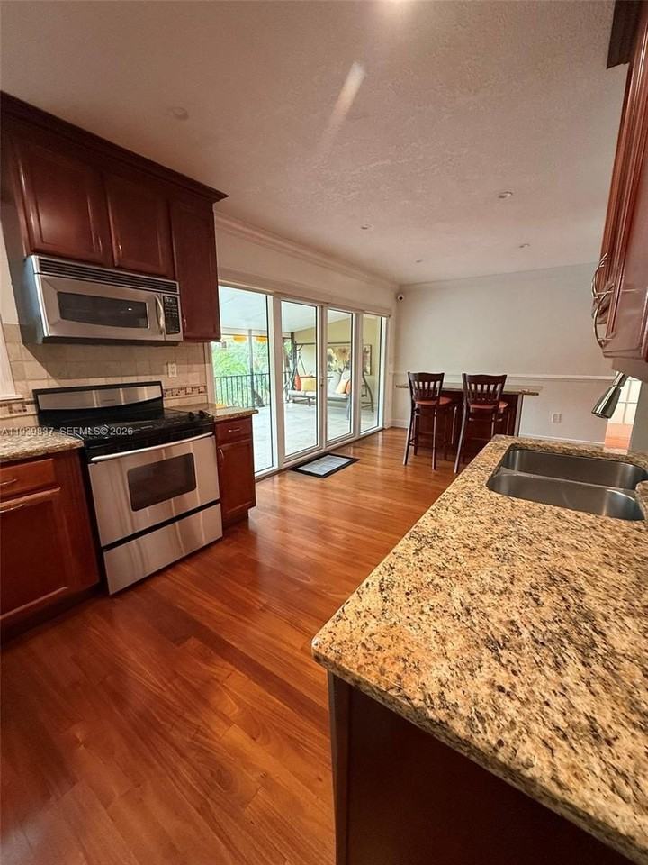 16005 Kingsmoor Way - Photo 6 of 32