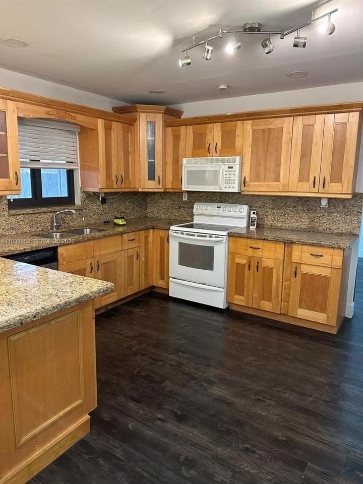 4711 Sw 133rd Ave #0 - Photo 7 of 23