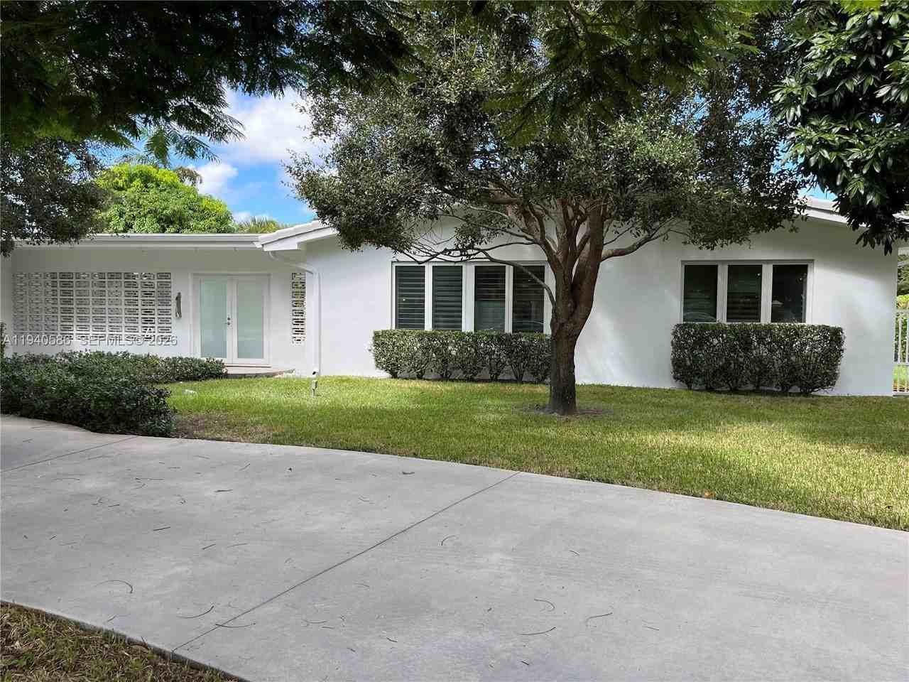 7921 Sw 143rd St - Photo 2 of 34