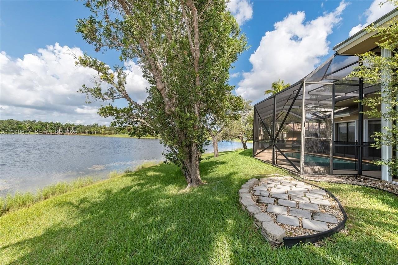 1051 Woodfall Ct - Photo 6 of 32