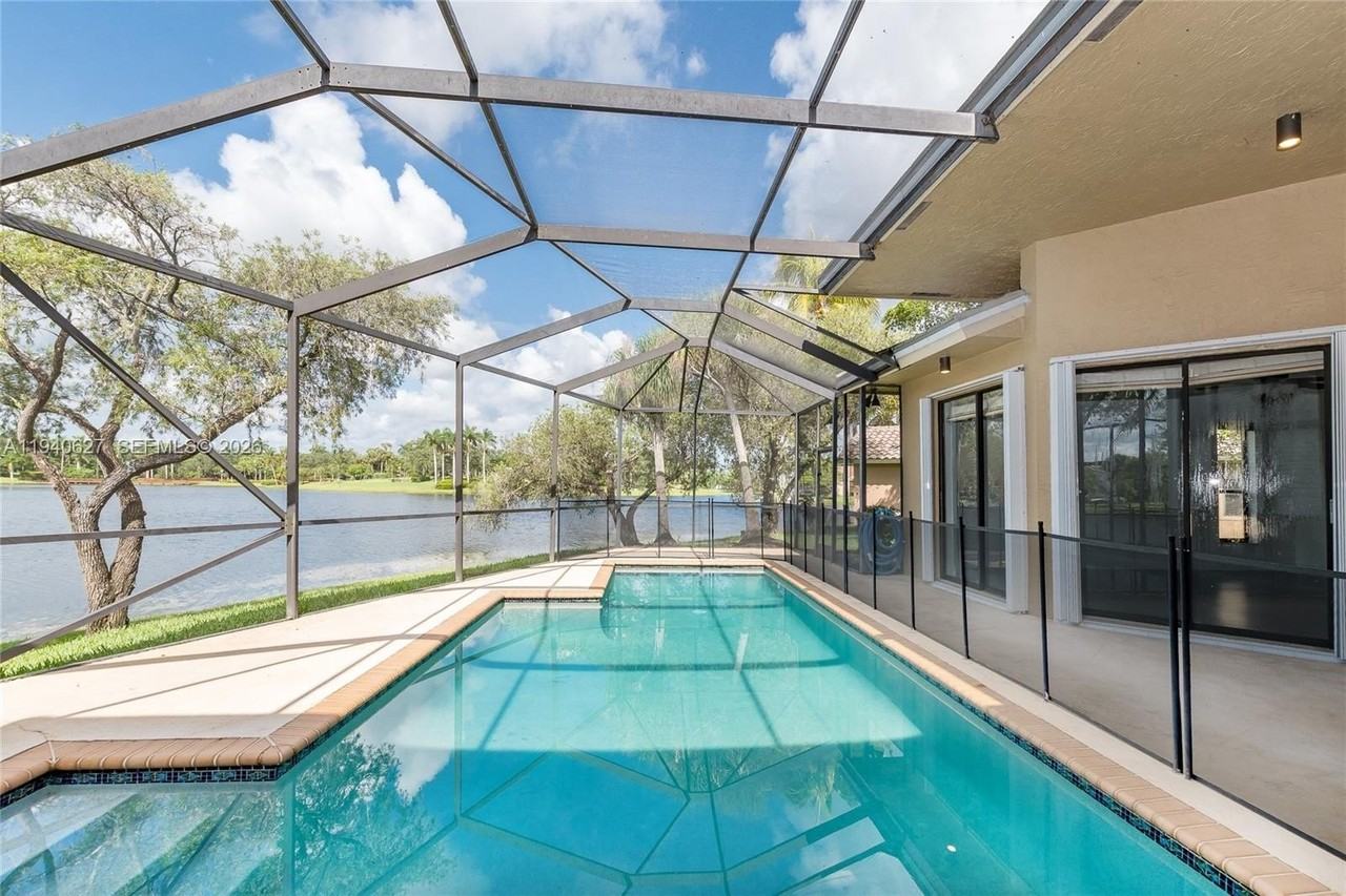 1051 Woodfall Ct - Photo 7 of 32