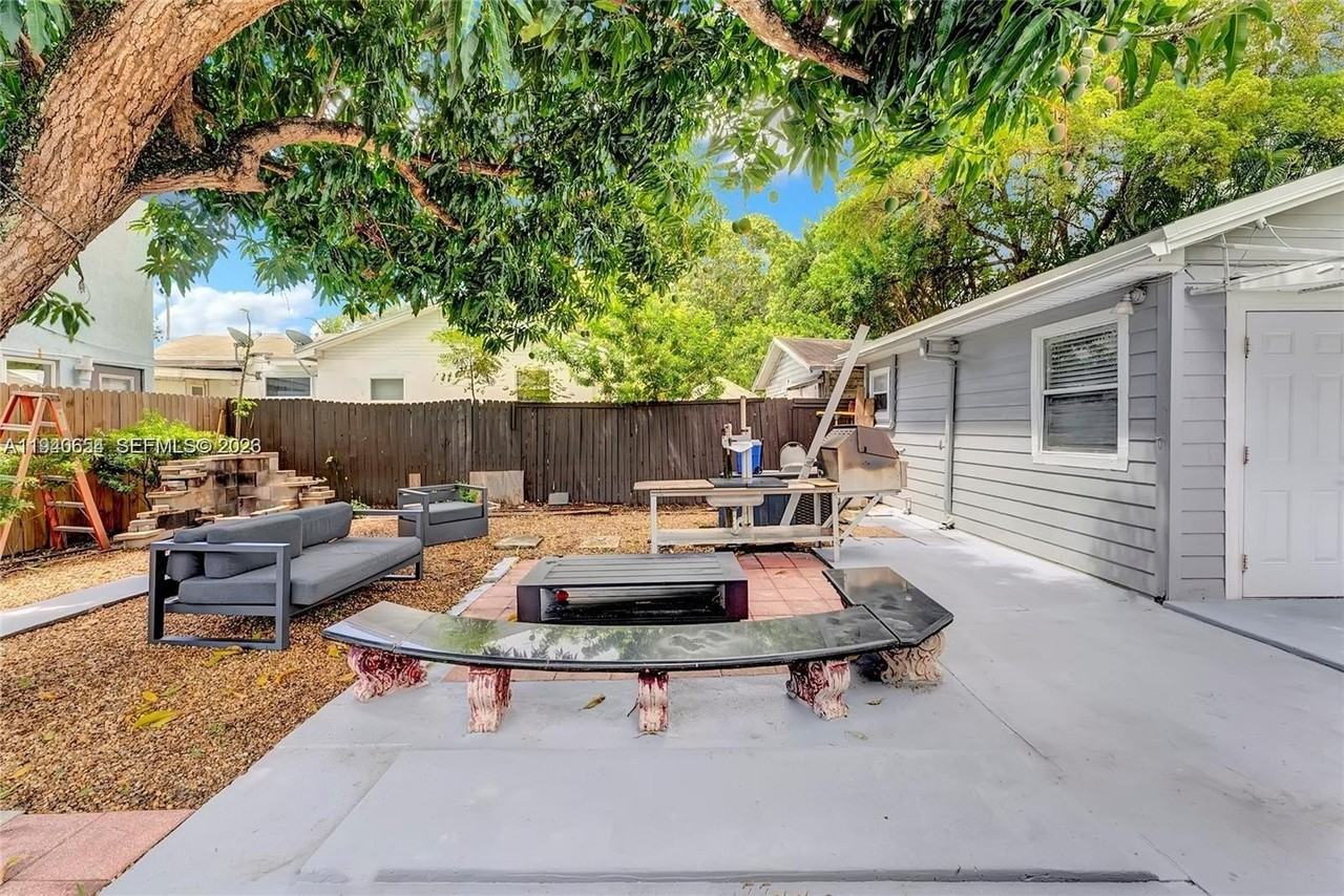 107 Sw 2nd St #1 - Photo 2 of 2