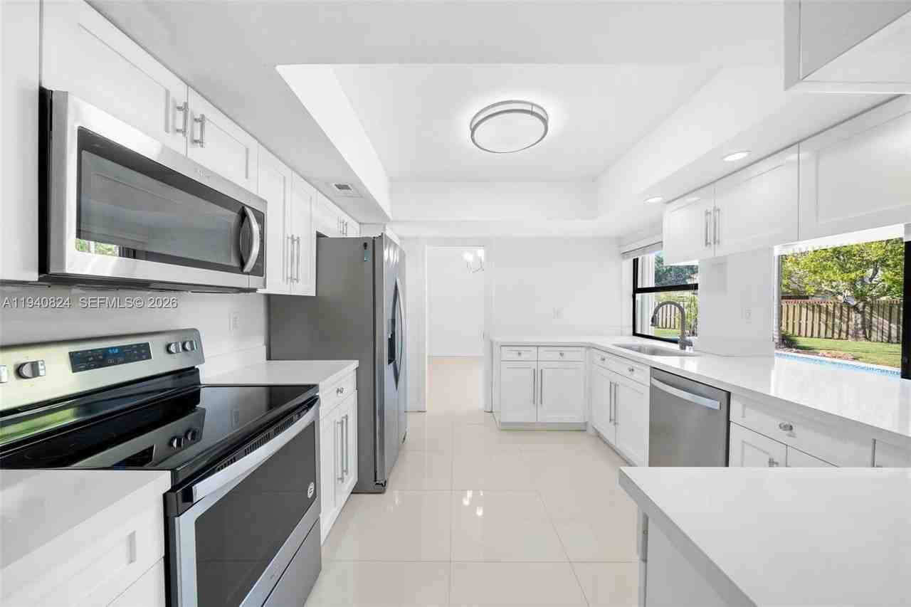 10424 Sw 114th Ct - Photo 3 of 23