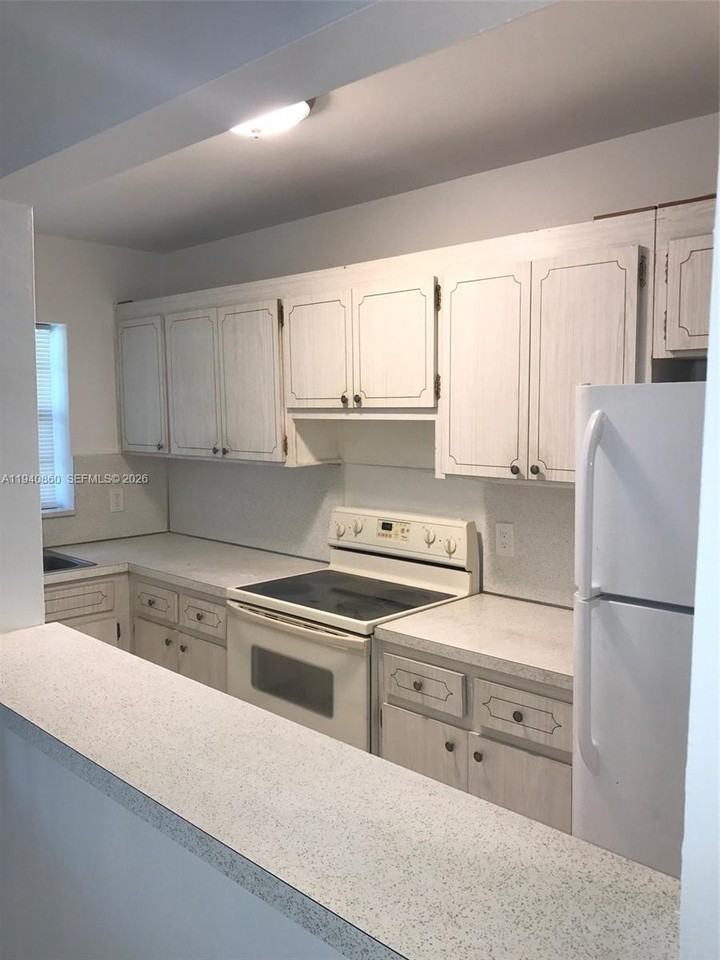 2612 Johnson St #9 - Photo 4 of 12