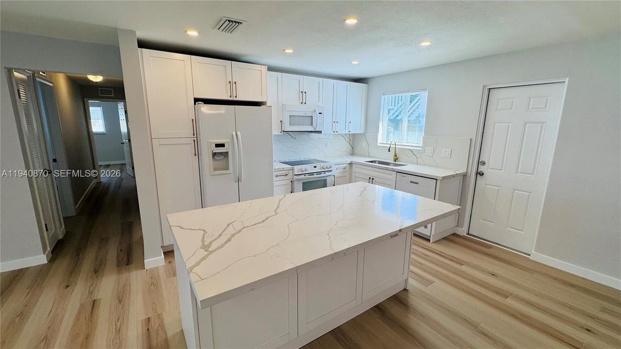 808 Ne 2nd St #A - Photo 3 of 11