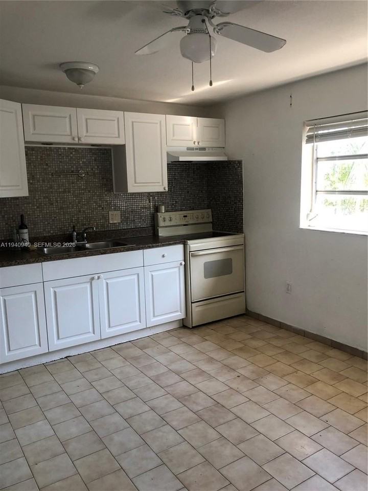 992 E 18th St - Photo 4 of 5