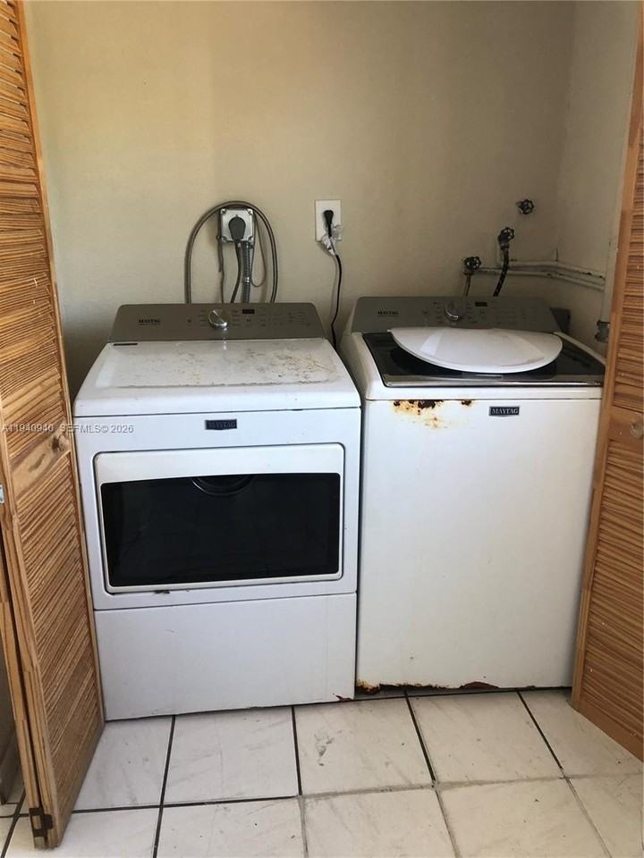 992 E 18th St - Photo 5 of 5