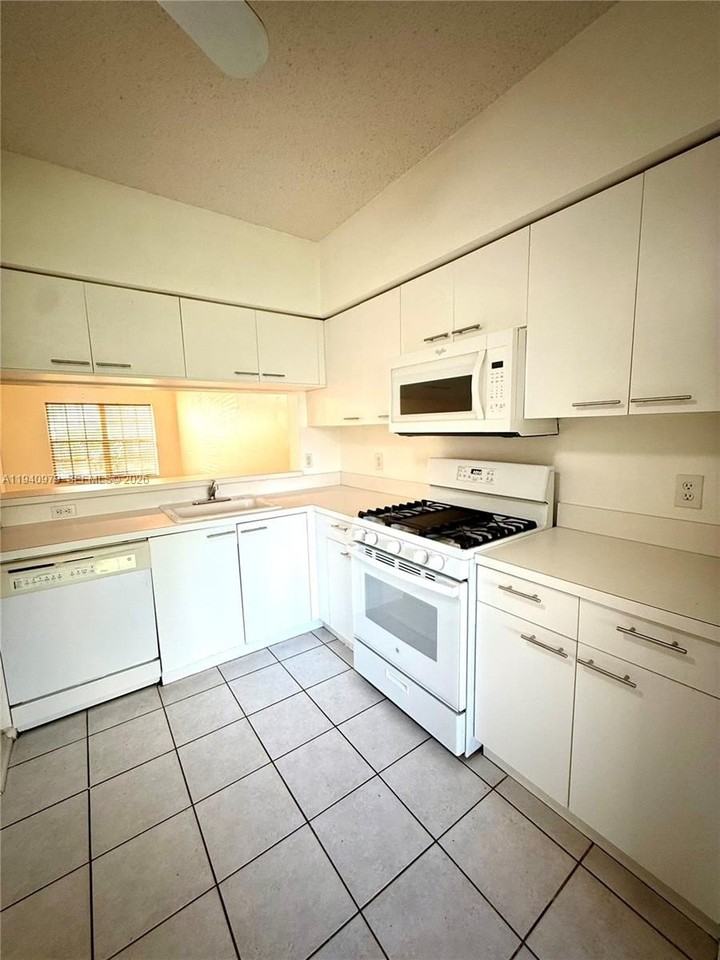 7886 Dixie Beach Cir #7886 - Photo 5 of 20