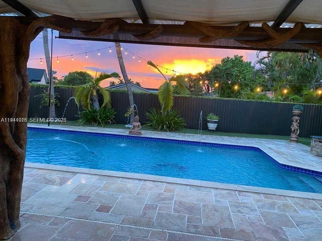 4872 Sw 140th Ave - Photo 2 of 31