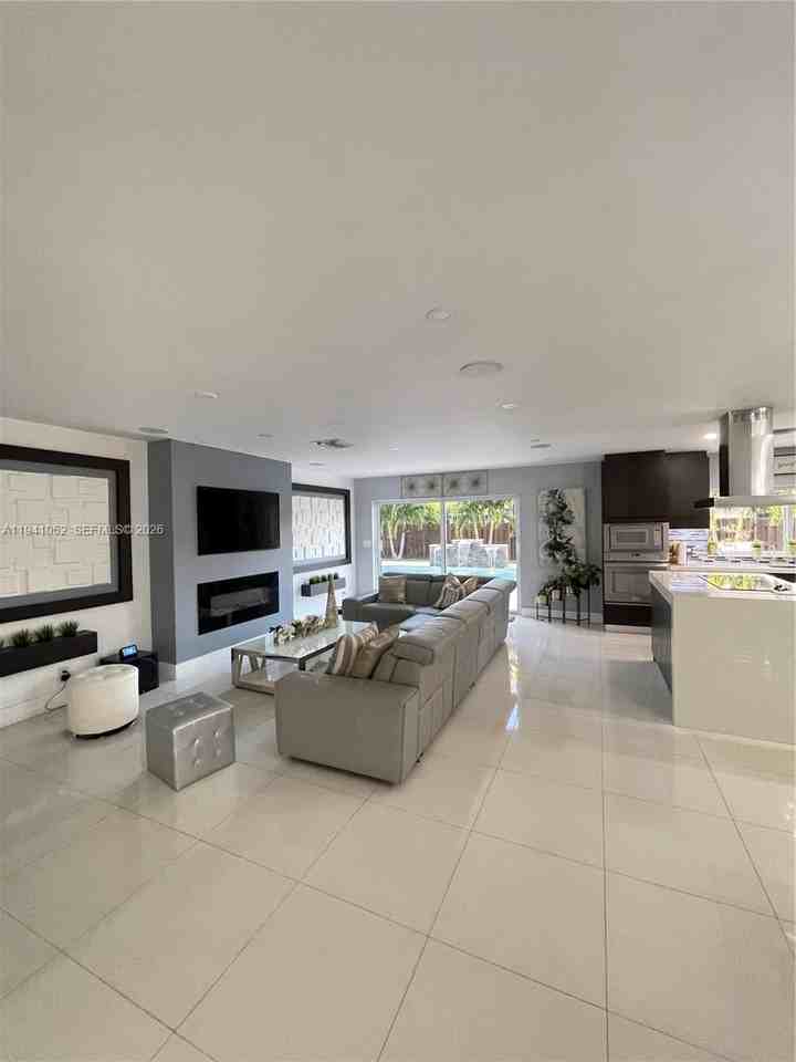 6901 Nw 82nd Ct - Photo 2 of 13