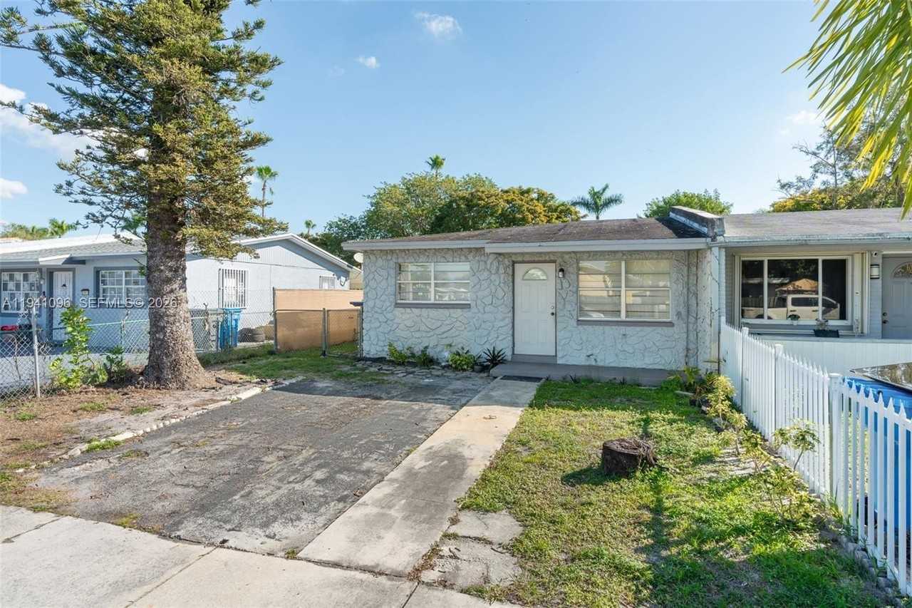 3805 Sw 54th Ave - Photo 3 of 16