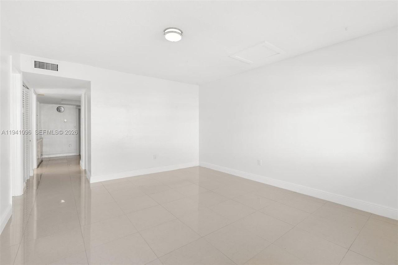 3805 Sw 54th Ave - Photo 4 of 16