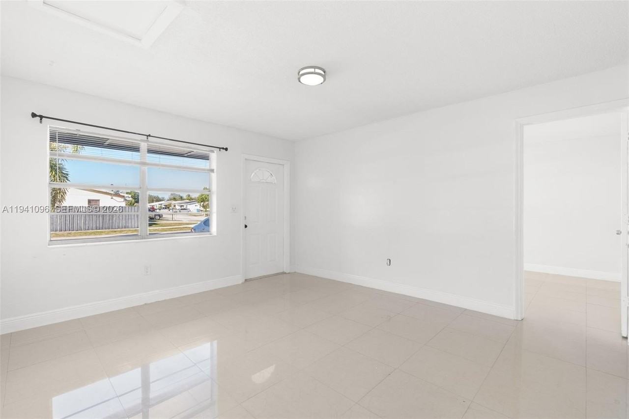 3805 Sw 54th Ave - Photo 5 of 16